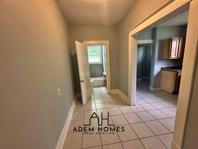 Foto del edificio - Spacious 2 Bedroom Home in a Central Location!! - (Duplex)