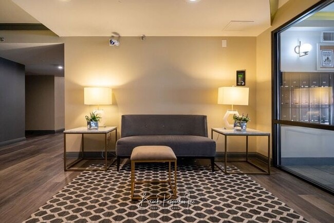 Building Photo - Downtown 2/2 Condo next to the Community M...