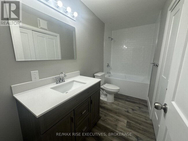 Building Photo - 565 Emma St