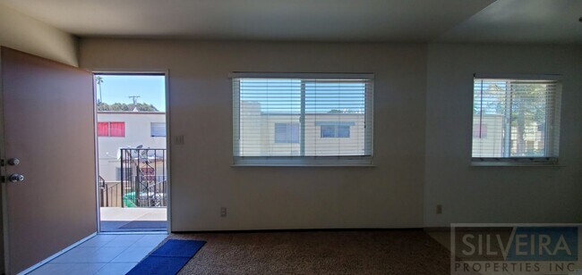 Foto del edificio - Comfortable upstairs apartment space