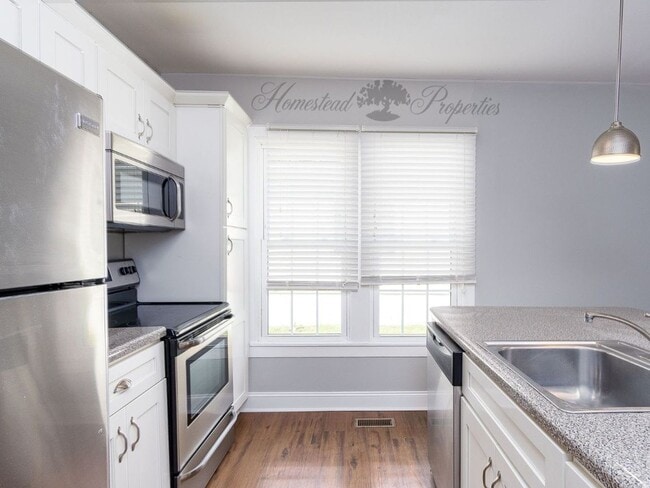 Building Photo - Updated 1 Bed / Bath Duplex on Lamont