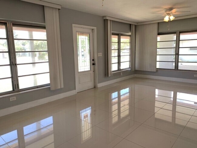 Foto del edificio - Oakland Park 3 bedroom 2 bath, Pool home w...