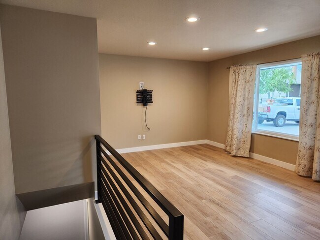Building Photo - Great 5 Bed 3 Bath Remodeled Home