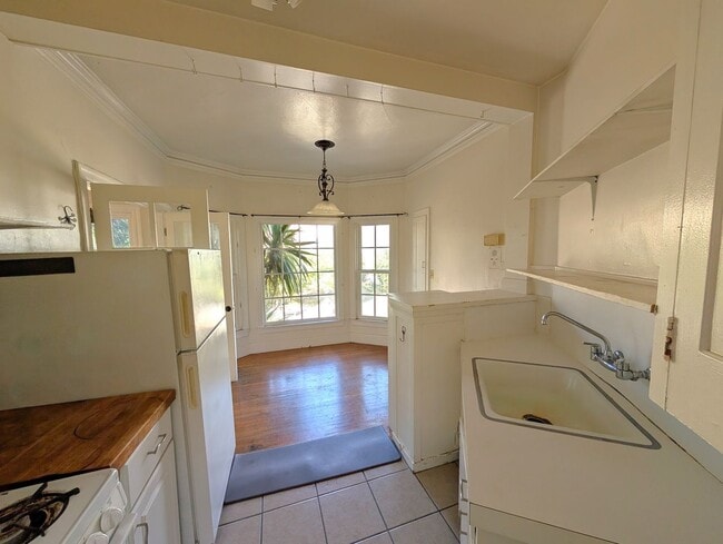 Foto del edificio - Spacious one-bedroom apartment with Harwoo...