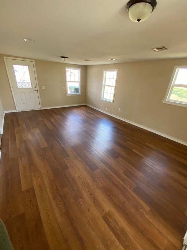 Building Photo - Prime location ... 2 bedroom 1 bathroom