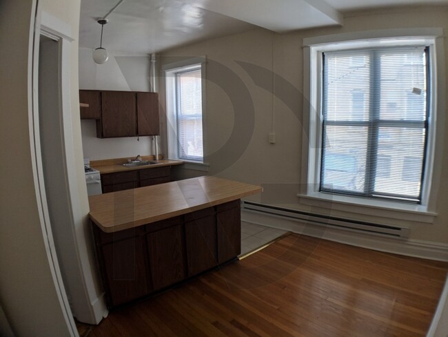 Building Photo - 428 W Belden Ave