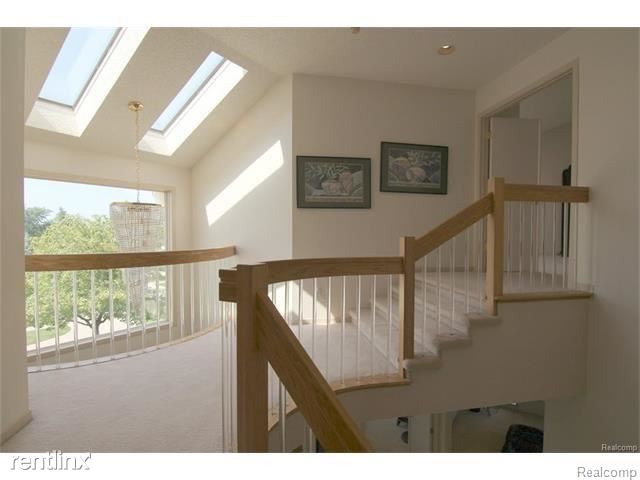 Building Photo - 5592 Silver Pond