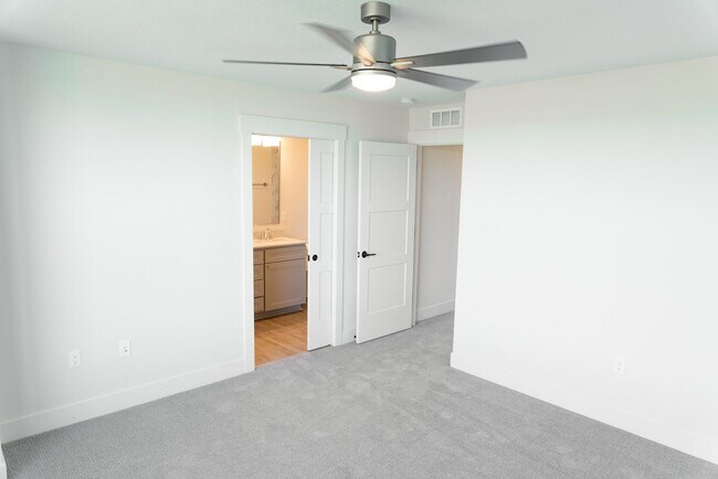 Foto del edificio - Chautauqua Park Townhomes