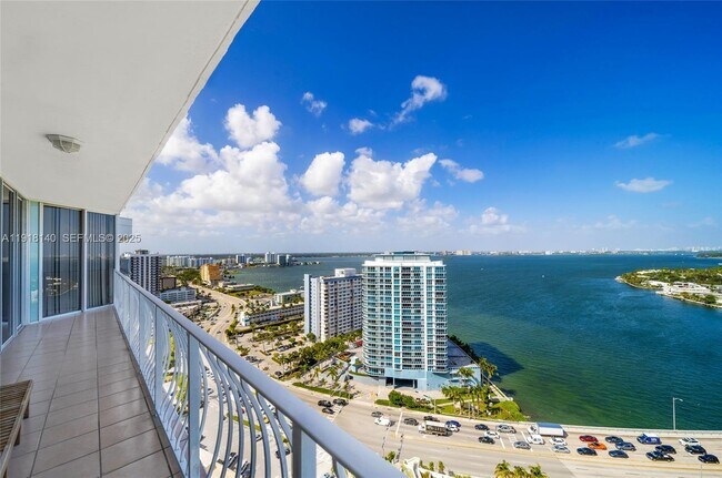 Foto del edificio - 7601 E Treasure Dr