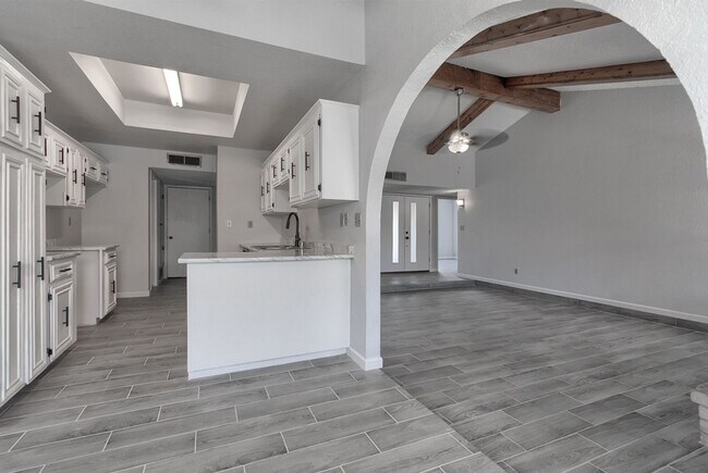 Building Photo - Spacious family home in a great neighborhood