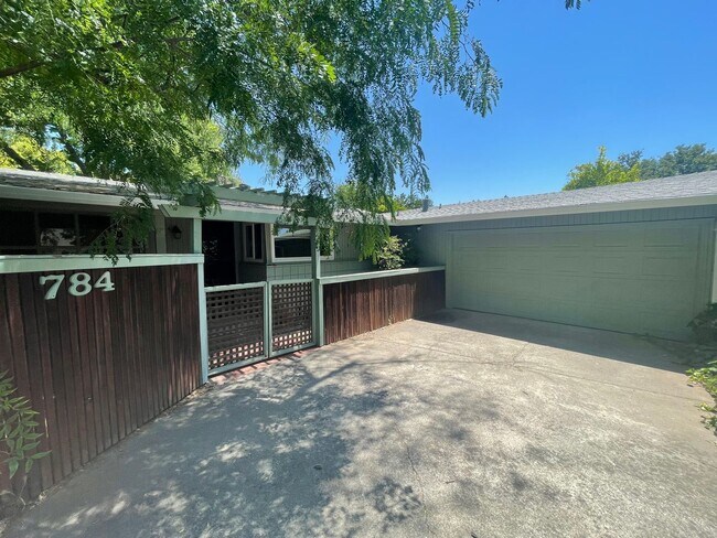 Building Photo - Great Home close to Downtown and elementar...