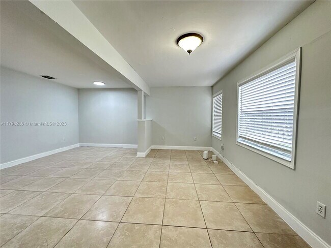 Foto del edificio - 2811 NW 88th St