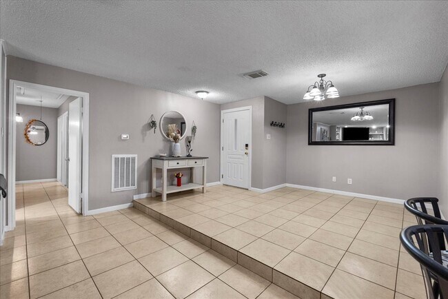 Building Photo - 883 Silverpines Rd