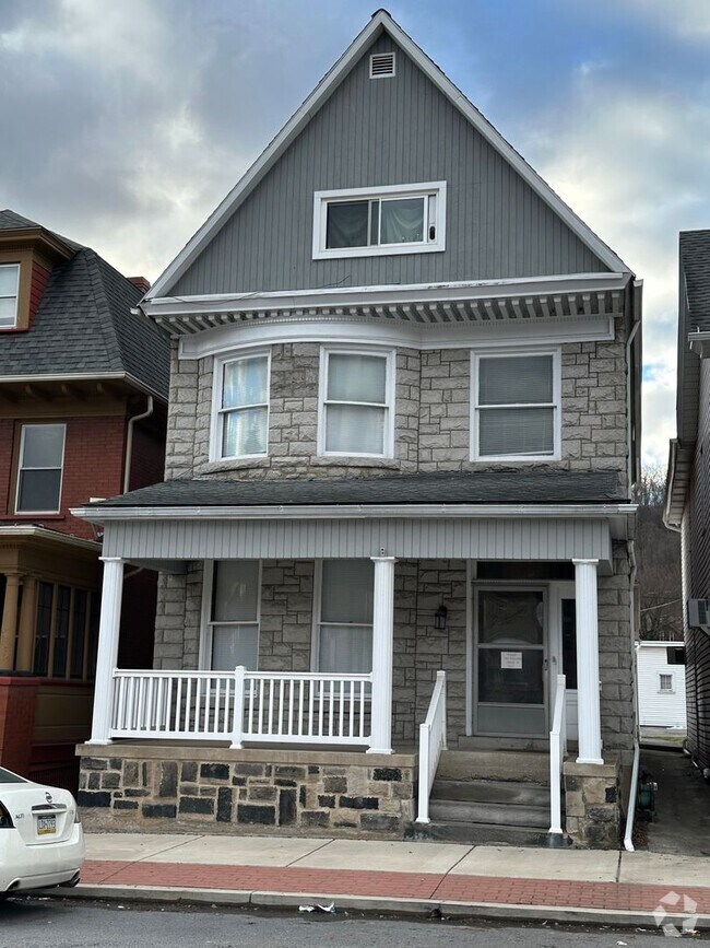 Building Photo - 1055 Logan Ave