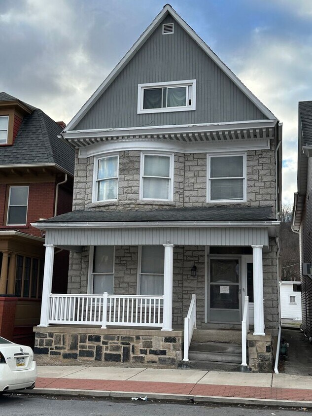 Foto principal - 1055 Logan Ave