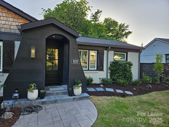 Foto del edificio - 4820 Gilmore Dr