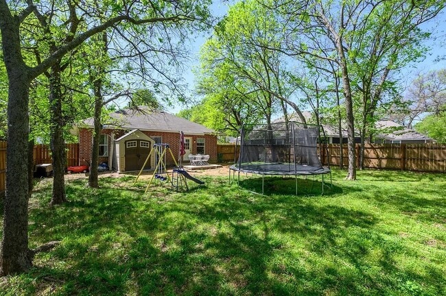 Building Photo - 1327 Cherry St