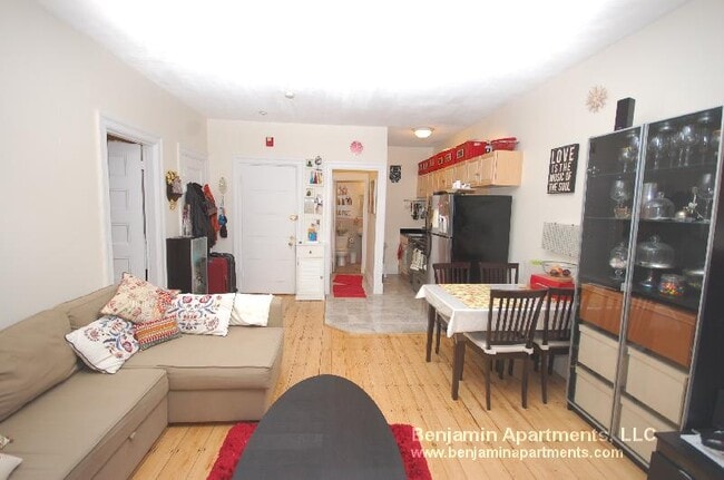 Building Photo - 1067 Beacon St