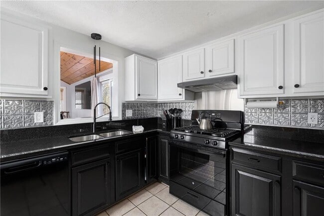 Building Photo - 120 Oliphant Ln