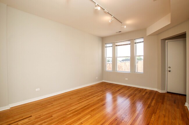 Building Photo - 3644 W Diversey Ave