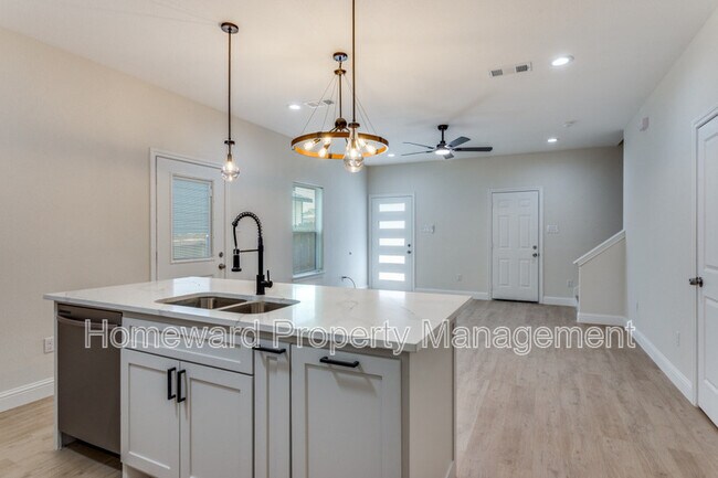 Foto del edificio - 8004 Julie Ave