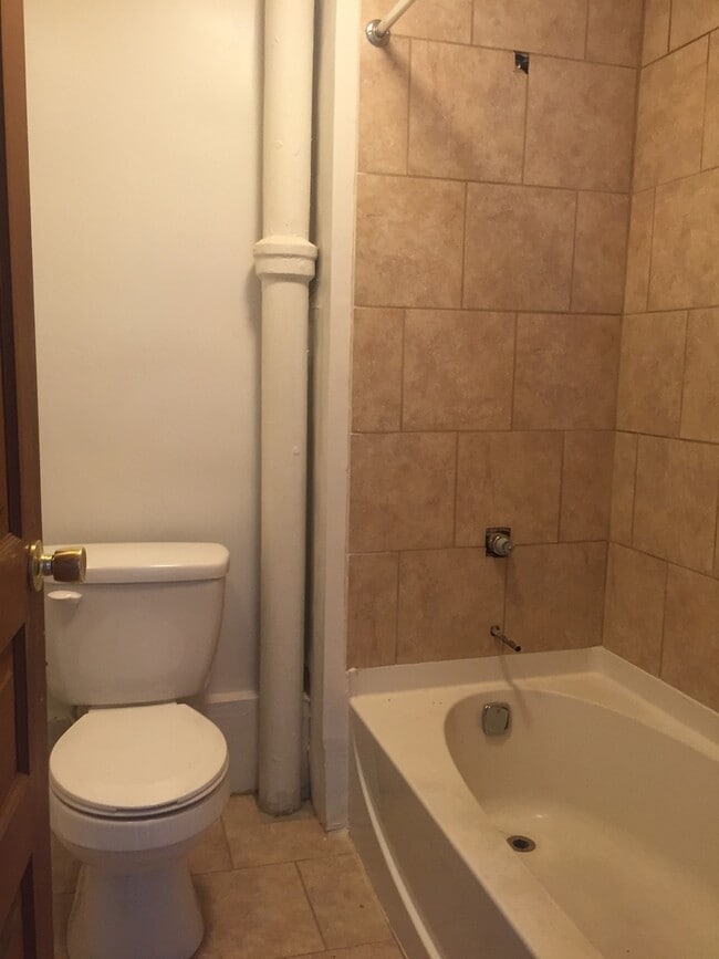 Building Photo - Top Floor 1 Bedroom with Parking Downtown ...