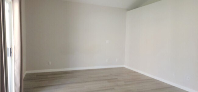 Foto del edificio - Spacious 4-bedroom Home Available in Deser...