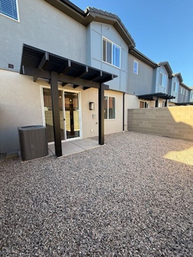 Foto del edificio - Modern 3-bedroom, 2-bath townhome