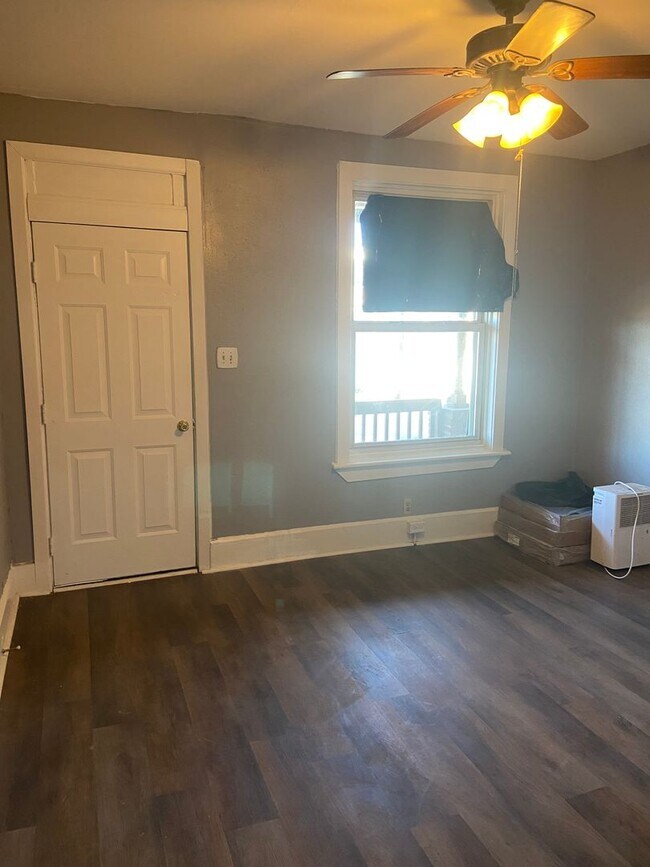 Building Photo - 3 bedroom, 1 bathroom row-house located in...