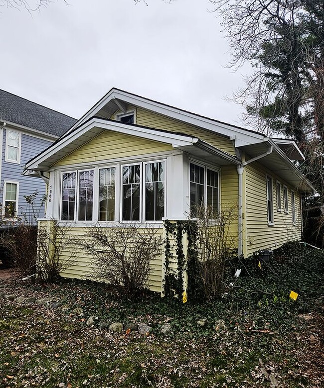 Building Photo - 1208 Emmons Ave