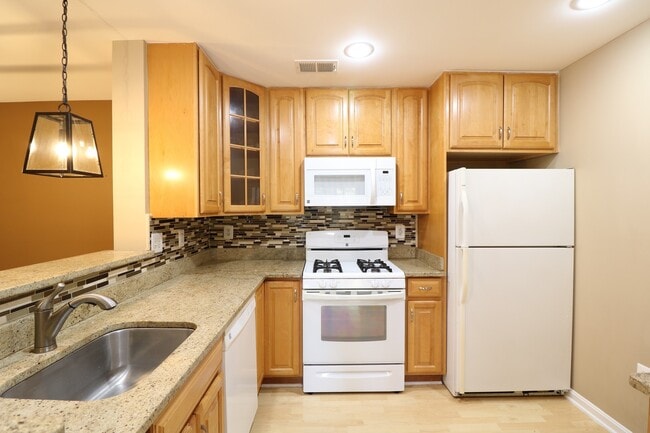 Foto del edificio - Spacious 2BD/2BA Condo with Balcony in Fou...