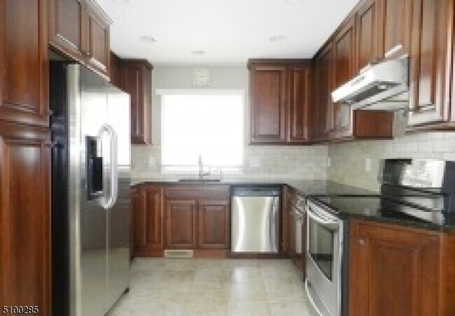 Building Photo - 7 Brookview Rd