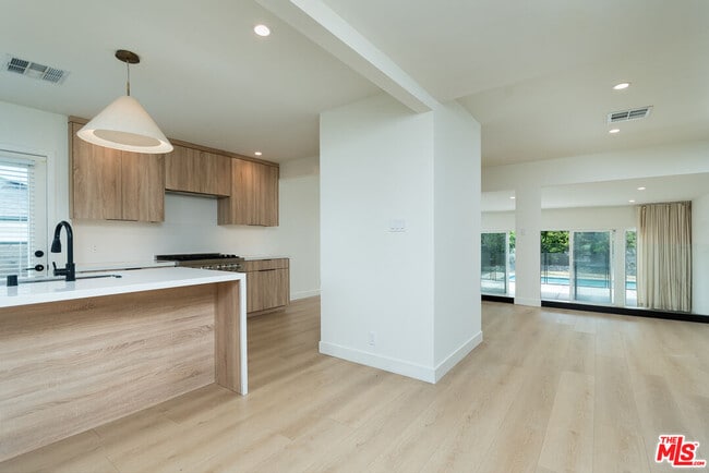 Foto del edificio - 3149 N Naomi St