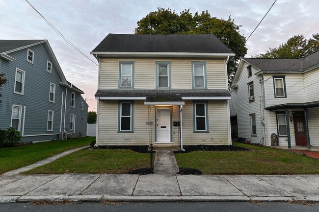 Building Photo - 118 S Railroad St