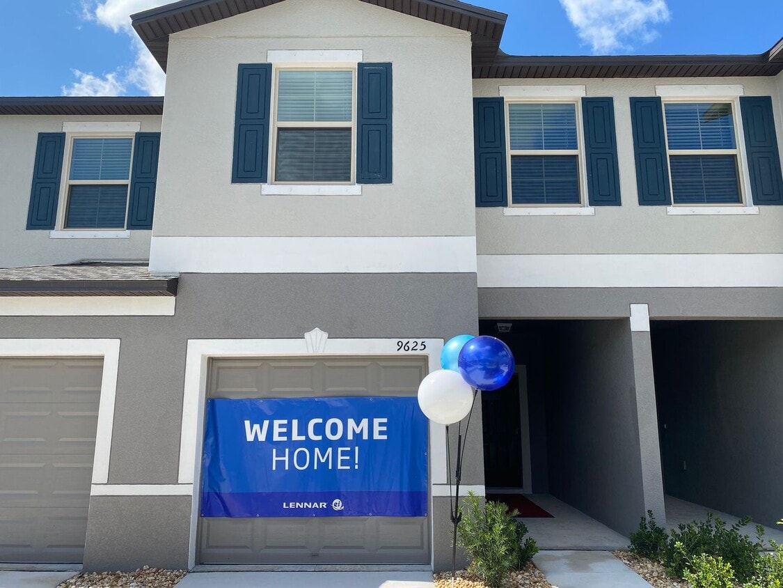 9625 Mulberry Marsh Ln, Sun City Center, FL 33573 Townhome Rentals in