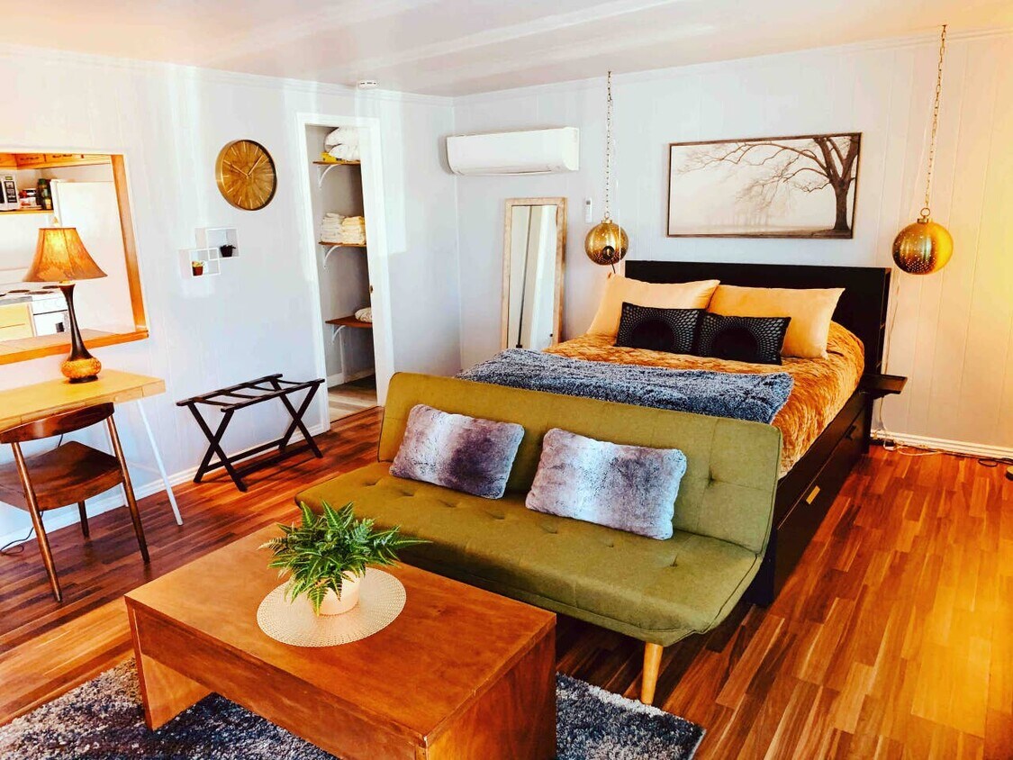 Queen bed, firm mattress, memory foam pillow top. A perfect sleep. - 3840 E Stearns St