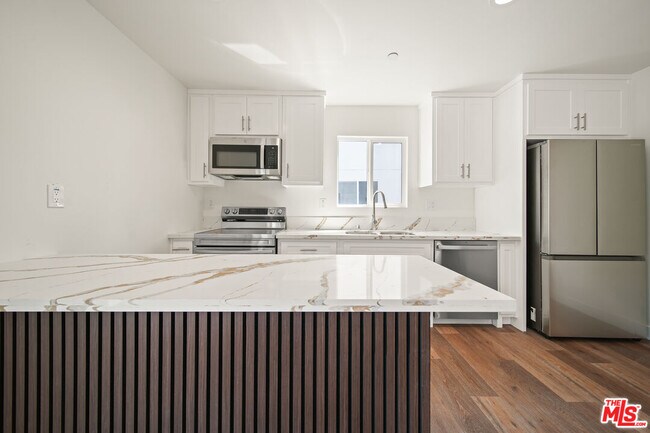 Foto del edificio - 1057 N Wilton Pl