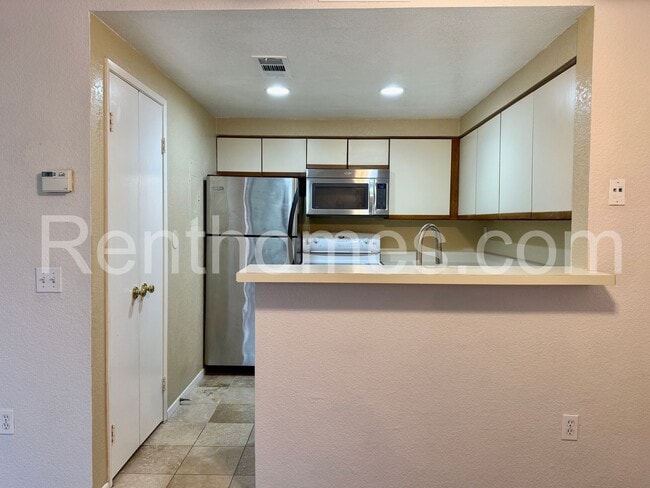 Building Photo - La Jolla/UTC, 3927 Nobel Dr #80 - Beautifu...