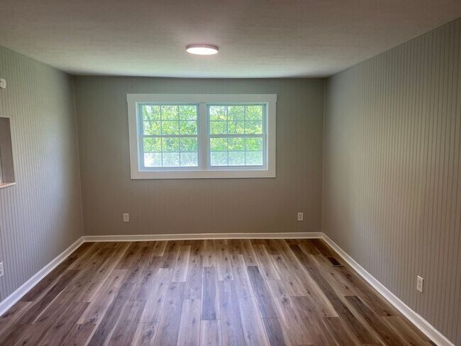 Building Photo - 3 bed, 2 bath, 2 car garage Cape Cod style...