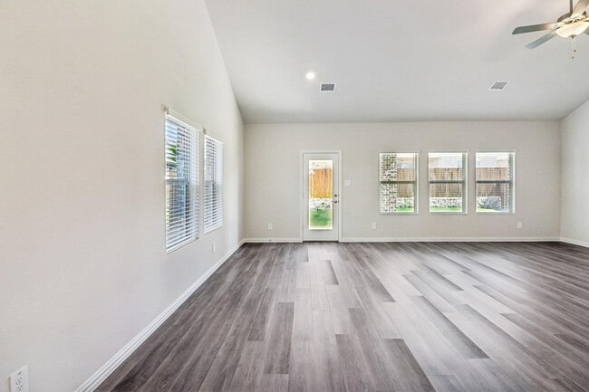 Building Photo - 701 Easthill Dr