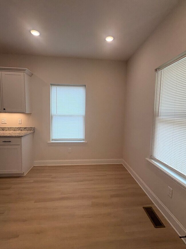 Building Photo - 3 Bedroom 2.5 Bath House