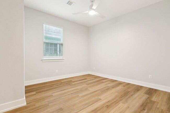 Building Photo - Spacious 3 Bedroom, 2 Bath Apartment with ...