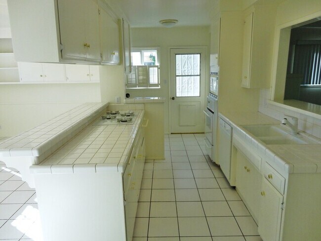 Foto del edificio - Beautiful Pool & Spa Home for Lease in Northridge – 3 Bed + Den | 3 Bath