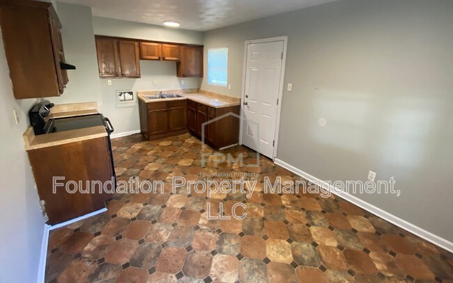 Building Photo - 913 Western Park Dr
