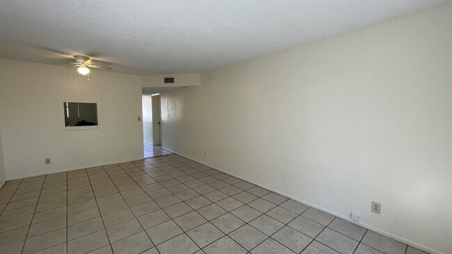 Foto del edificio - 8000 Fairview Dr