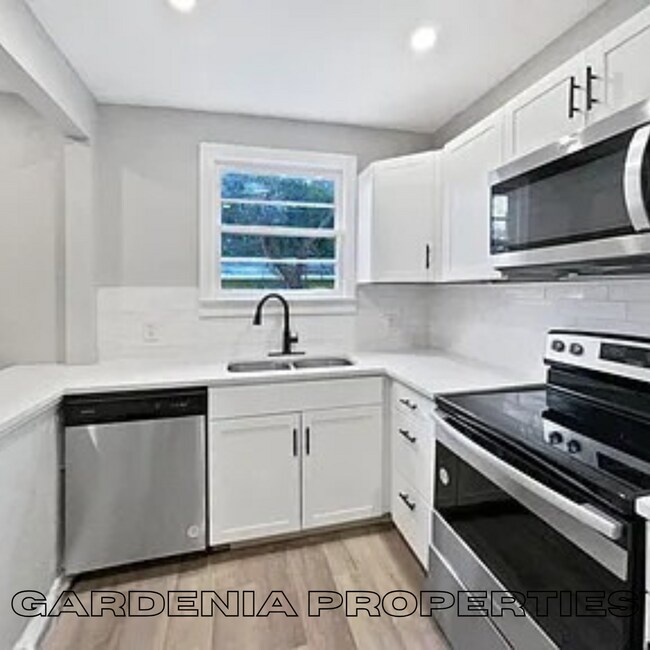 Foto del edificio - 3336 Myra St