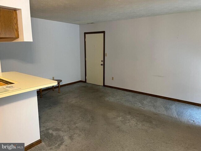 Foto del edificio - 23243 Rosewood Ct