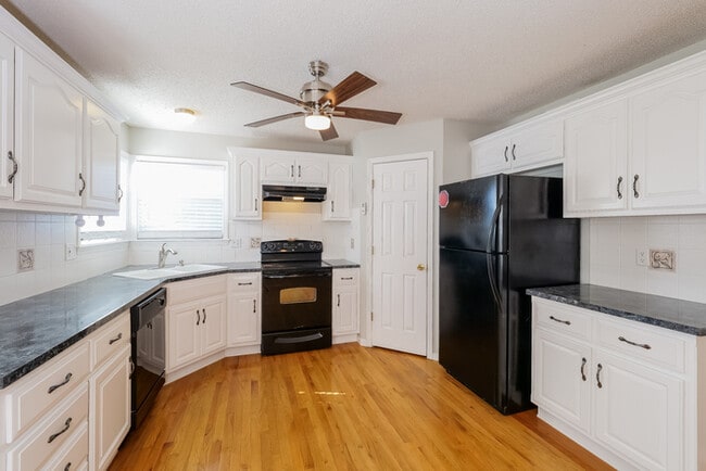 Building Photo - 16705 Branson Dr