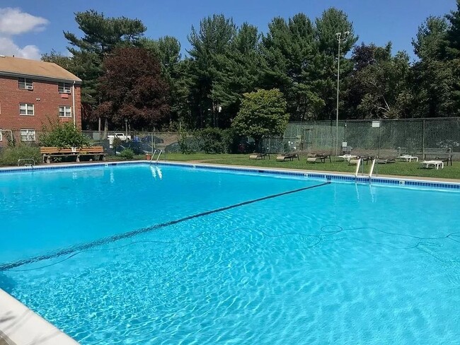 Building Photo - 28 Regency Park Dr