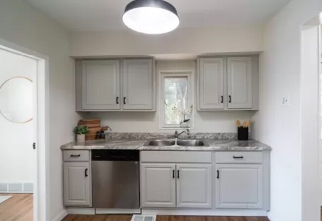 Foto del edificio - 120 Wallace Ave